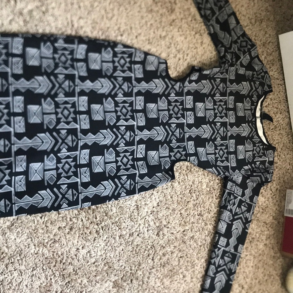 Fitted dress with sides out